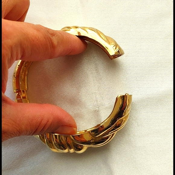 Vintage gold tone clamp bangle bracelet $13 ea. or $30 for lot. - Picture 2 of 7